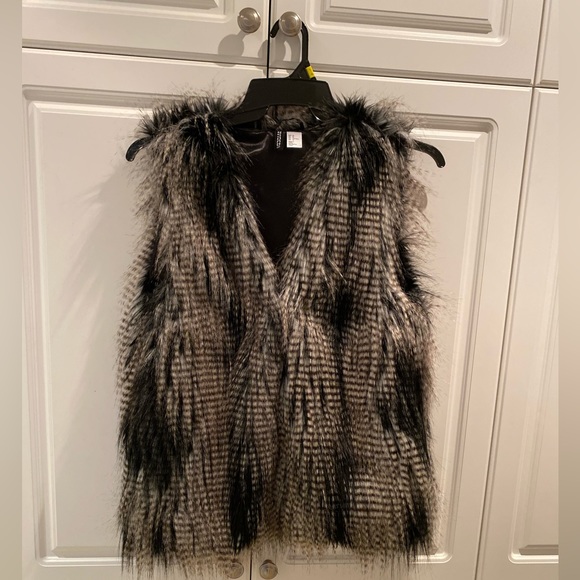 H&M Divided Faux Fur Vest Size 14US Like New - Picture 1 of 5